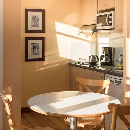 Adagio Montmartre 4*