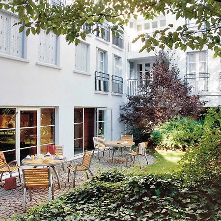Adagio Montmartre 4*