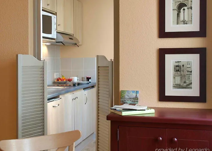 Adagio Montmartre 4*